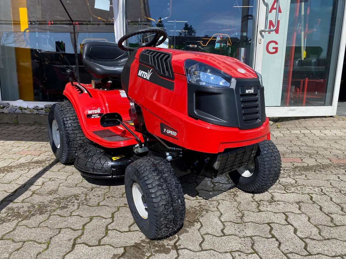 v1 MTD Smart RF 130 H Rasentraktor inkl. Mulchkit und Seitendeflektor – Bild 1